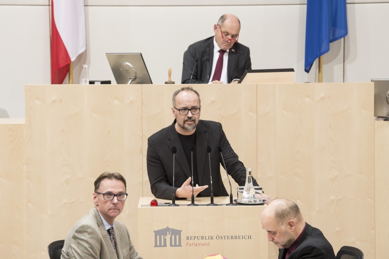 Am Rednerpult: Nationalratsabgeordneter Michel Reimon (G). Am Präsidium: Nationalratspräsident Wolfgang Sobotka (V)