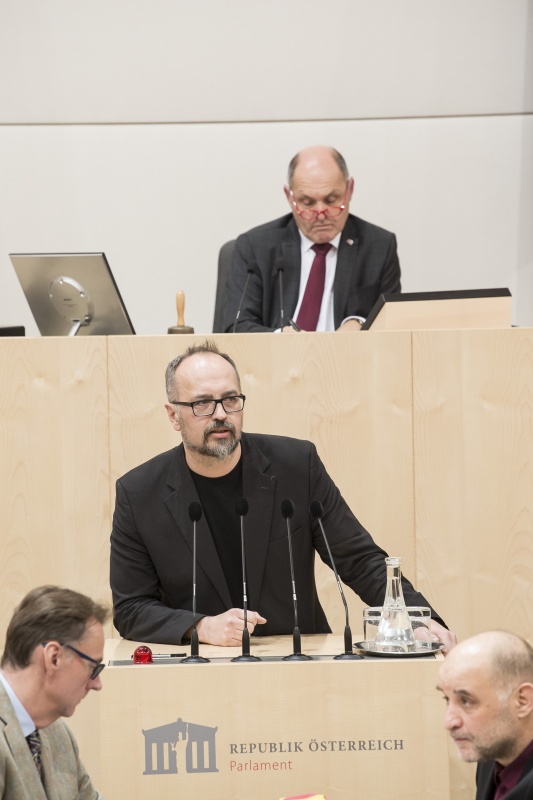 Am Rednerpult: Nationalratsabgeordneter Michel Reimon (G). Am Präsidium: Nationalratspräsident Wolfgang Sobotka (V)