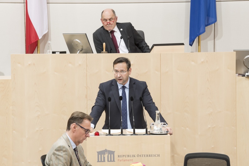 Am Rednerpult: Nationalratsabgeordneter Hermann Brückl (F). Am Präsidium: Nationalratspräsident Wolfgang Sobotka (V)