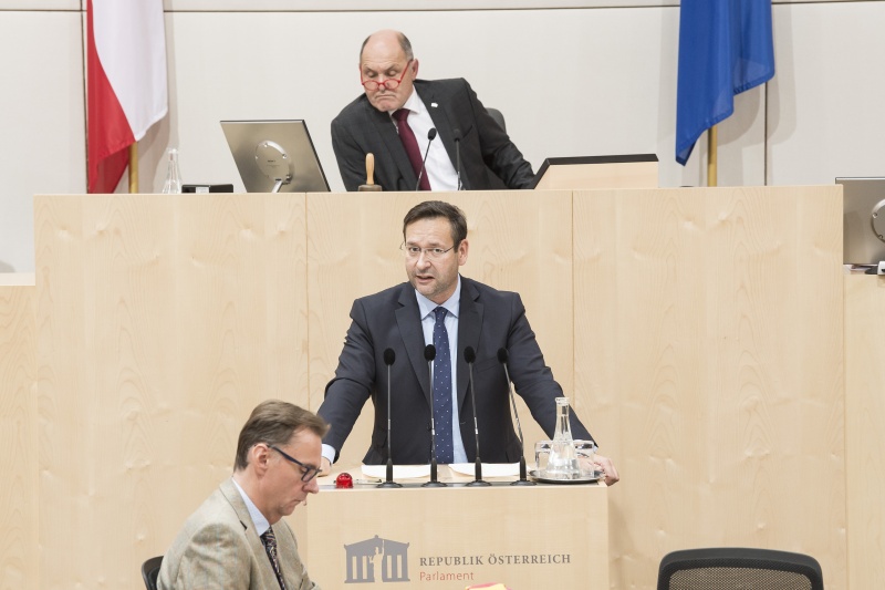 Am Rednerpult: Nationalratsabgeordneter Hermann Brückl (F). Am Präsidium: Nationalratspräsident Wolfgang Sobotka (V)