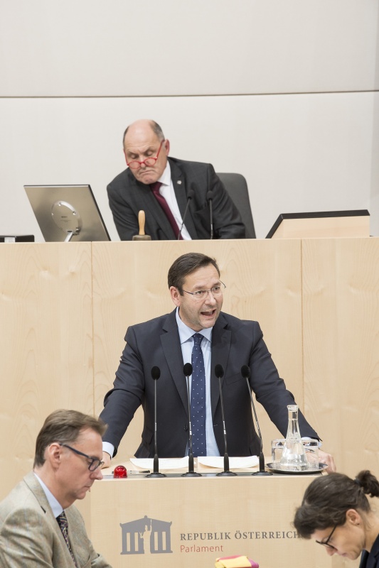 Am Rednerpult: Nationalratsabgeordneter Hermann Brückl (F). Am Präsidium: Nationalratspräsident Wolfgang Sobotka (V)