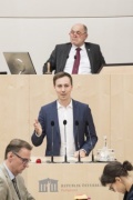 Am Rednerpult: Nationalratsabgeordneter Nico Marchetti (V). Am Präsidium: Nationalratspräsident Wolfgang Sobotka (V)