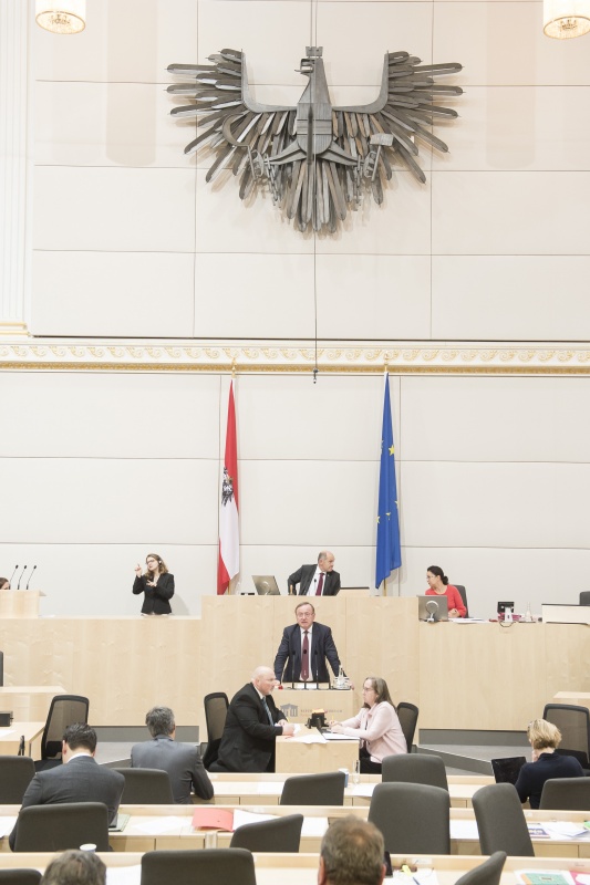 Am Rednerpult: Nationalratsabgeordneter Johann Singer (V). Am Präsidium: Nationalratspräsident Wolfgang Sobotka (V)