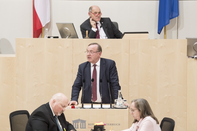 Am Rednerpult: Nationalratsabgeordneter Johann Singer (V). Am Präsidium: Nationalratspräsident Wolfgang Sobotka (V)