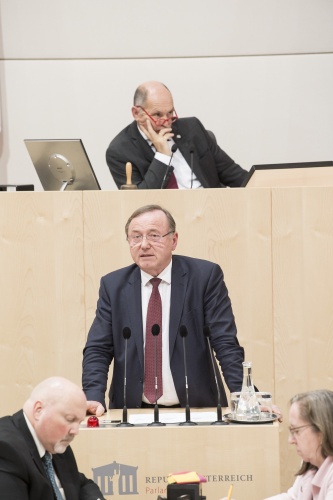 Am Rednerpult: Nationalratsabgeordneter Johann Singer (V). Am Präsidium: Nationalratspräsident Wolfgang Sobotka (V)