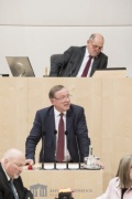 Am Rednerpult: Nationalratsabgeordneter Johann Singer (V). Am Präsidium: Nationalratspräsident Wolfgang Sobotka (V)