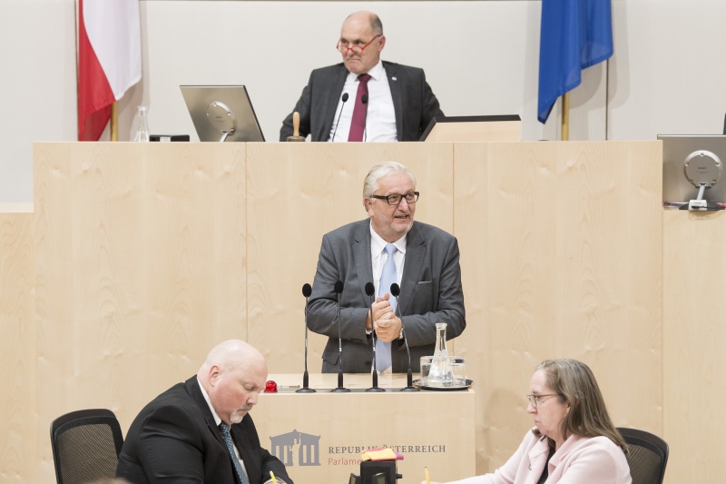 Am Rednerpult: Nationalratsabgeordneter Christoph Matznetter (S). Am Präsidium: Nationalratspräsident Wolfgang Sobotka (V)