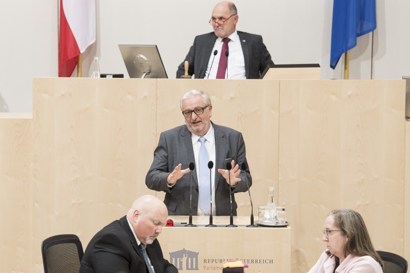 Am Rednerpult: Nationalratsabgeordneter Christoph Matznetter (S). Am Präsidium: Nationalratspräsident Wolfgang Sobotka (V)