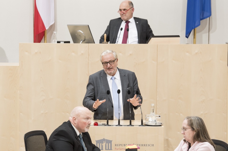 Am Rednerpult: Nationalratsabgeordneter Christoph Matznetter (S). Am Präsidium: Nationalratspräsident Wolfgang Sobotka (V)
