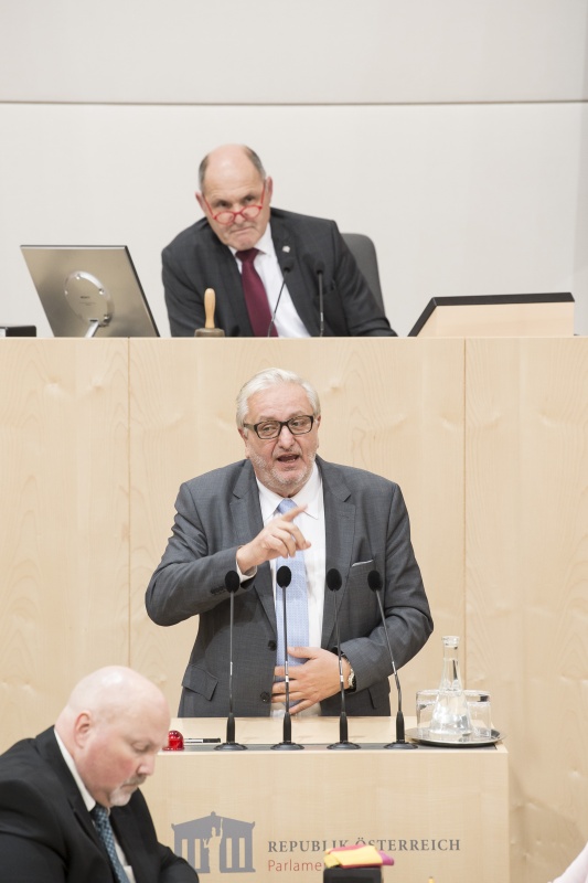 Am Rednerpult: Nationalratsabgeordneter Christoph Matznetter (S). Am Präsidium: Nationalratspräsident Wolfgang Sobotka (V)