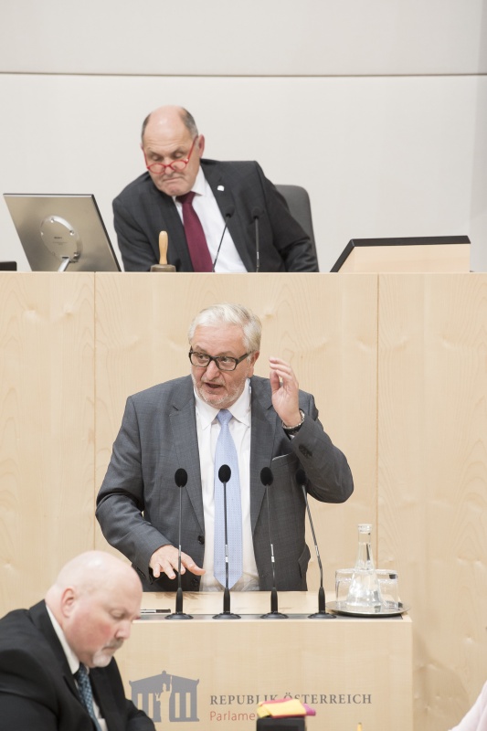 Am Rednerpult: Nationalratsabgeordneter Christoph Matznetter (S). Am Präsidium: Nationalratspräsident Wolfgang Sobotka (V)