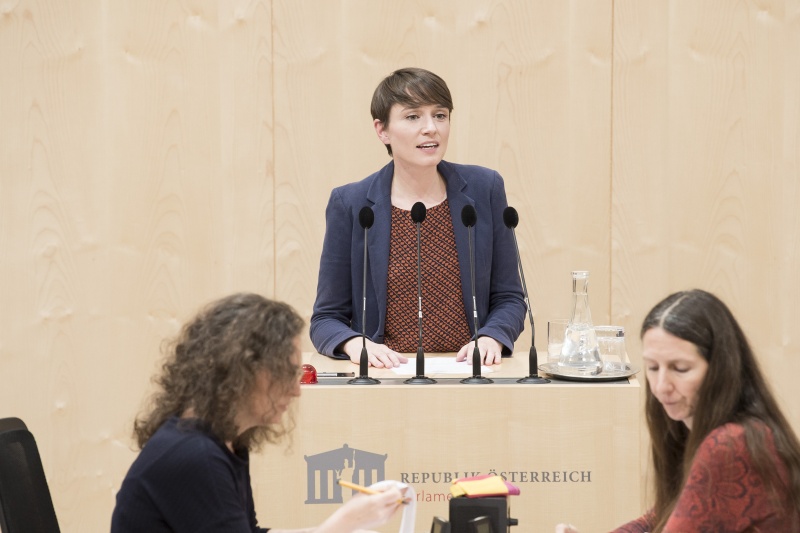 Am Rednerpult: Nationalratsabgeordnete Sigrid Maurer (G)
