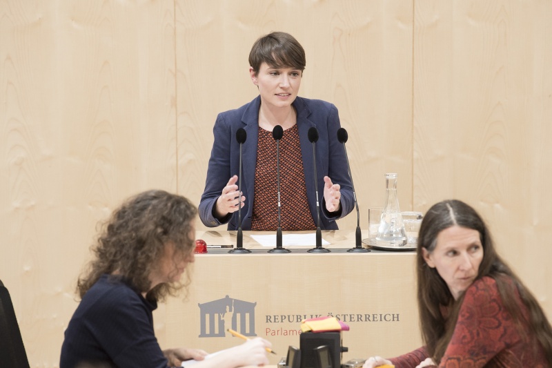 Am Rednerpult: Nationalratsabgeordnete Sigrid Maurer (G)