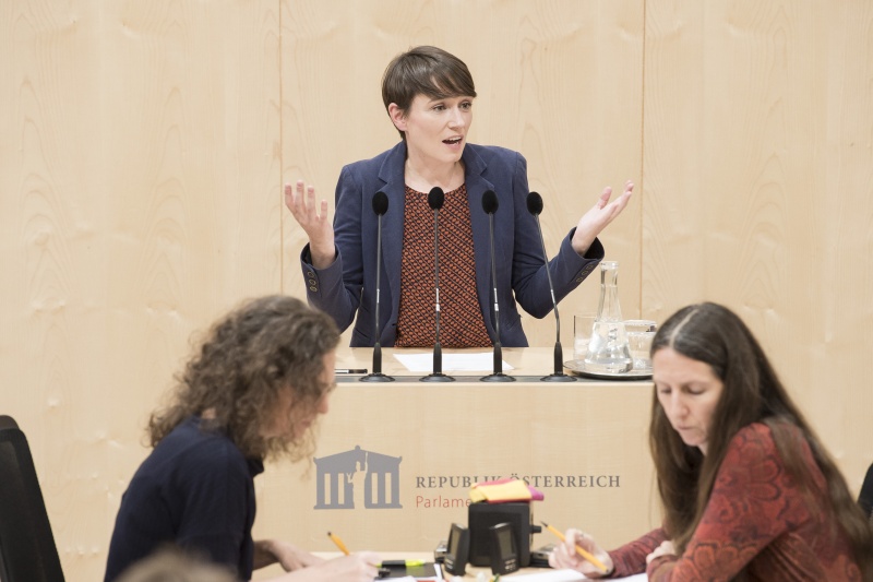 Am Rednerpult: Nationalratsabgeordnete Sigrid Maurer (G)