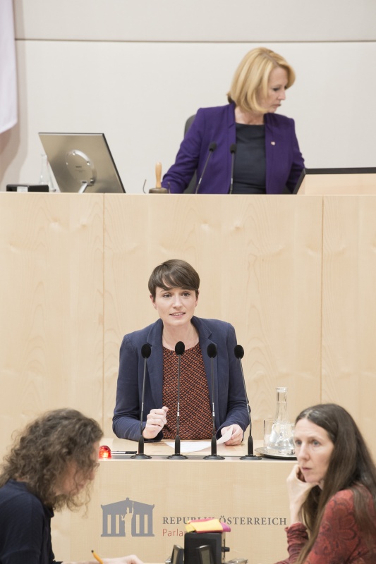 Am Rednerpult: Nationalratsabgeordnete Sigrid Maurer (G). Am Präsidium: Nationalratspräsidentin Doris Bures (S)