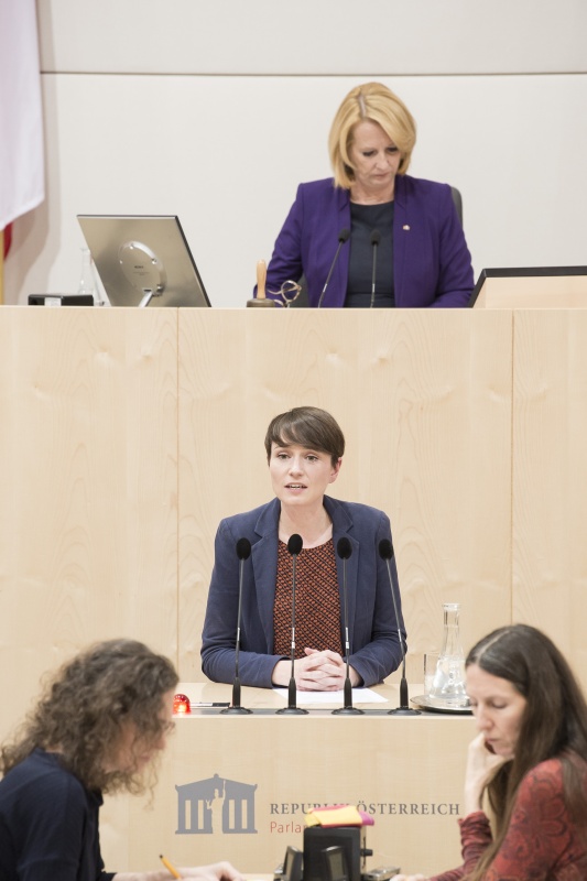 Am Rednerpult: Nationalratsabgeordnete Sigrid Maurer (G). Am Präsidium: Nationalratspräsidentin Doris Bures (S)