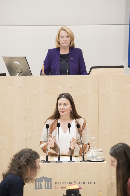 Am Rednerpult: Nationalratsabgeordnete Karin Doppelbauer (N). Am Präsidium: Nationalratspräsidentin Doris Bures (S)