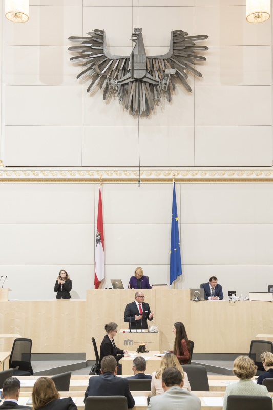 Am Rednerpult: Nationalratsabgeordneter Alois Schroll (S). Am Präsidium: Nationalratspräsidentin Doris Bures (S)