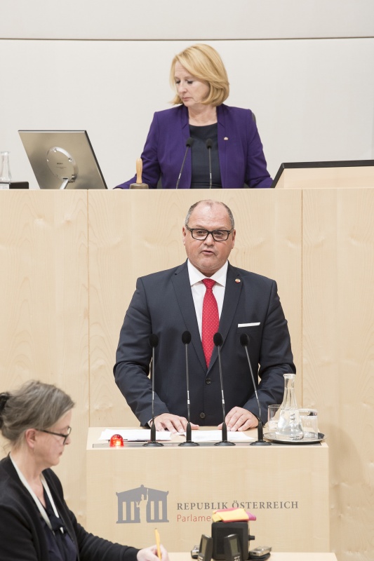 Am Rednerpult: Nationalratsabgeordneter Alois Schroll (S). Am Präsidium: Nationalratspräsidentin Doris Bures (S)