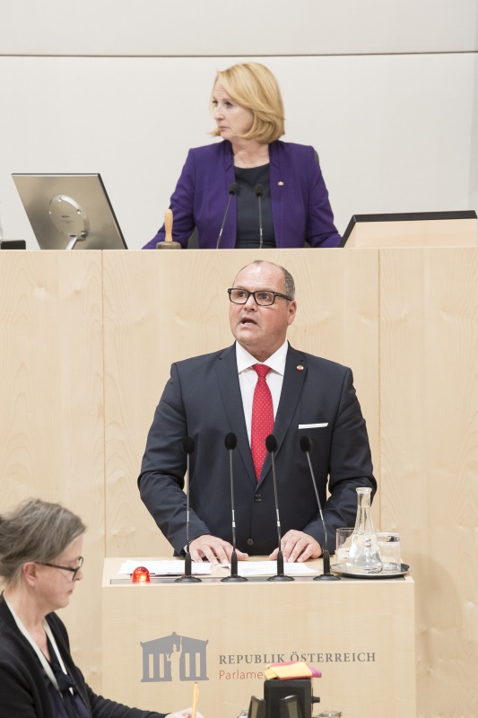 Am Rednerpult: Nationalratsabgeordneter Alois Schroll (S). Am Präsidium: Nationalratspräsidentin Doris Bures (S)