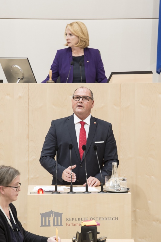 Am Rednerpult: Nationalratsabgeordneter Alois Schroll (S). Am Präsidium: Nationalratspräsidentin Doris Bures (S)