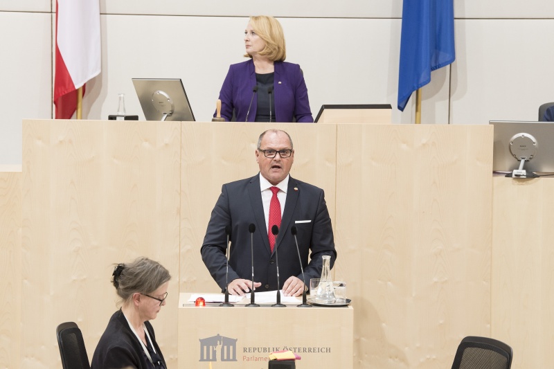 Am Rednerpult: Nationalratsabgeordneter Alois Schroll (S). Am Präsidium: Nationalratspräsidentin Doris Bures (S)