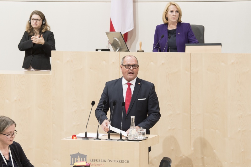 Am Rednerpult: Nationalratsabgeordneter Alois Schroll (S). Am Präsidium: Nationalratspräsidentin Doris Bures (S)