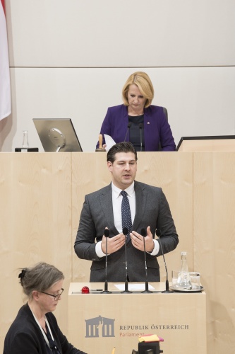 Am Rednerpult: Nationalratsabgeordneter Philipp Schrangl (F). Am Präsidium: Nationalratspräsidentin Doris Bures (S)