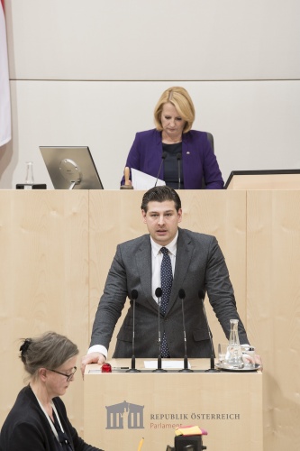 Am Rednerpult: Nationalratsabgeordneter Philipp Schrangl (F). Am Präsidium: Nationalratspräsidentin Doris Bures (S)