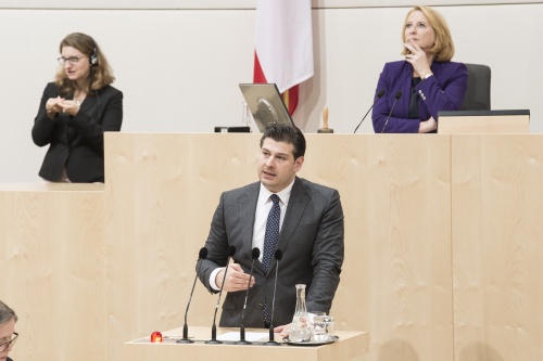 Am Rednerpult: Nationalratsabgeordneter Philipp Schrangl (F). Am Präsidium: Nationalratspräsidentin Doris Bures (S)