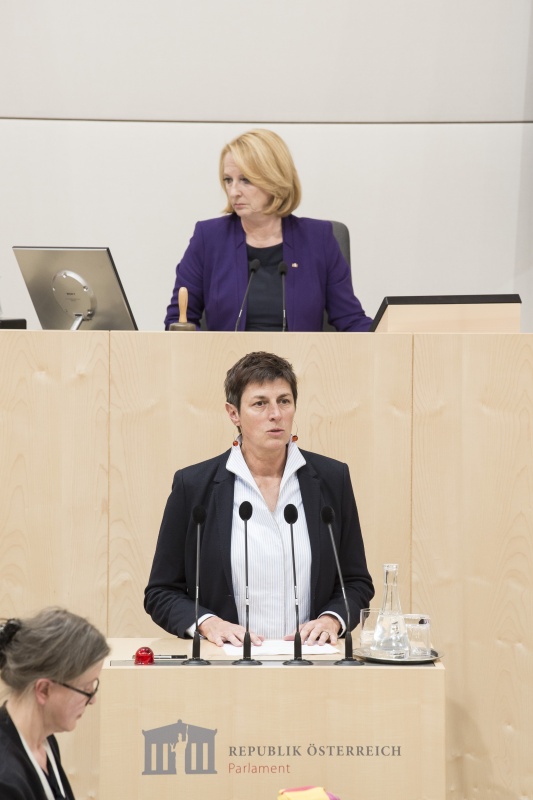 Am Rednerpult: Nationalratsabgeordnete Astrid Rössler (G). Am Präsidium: Nationalratspräsidentin Doris Bures (S)