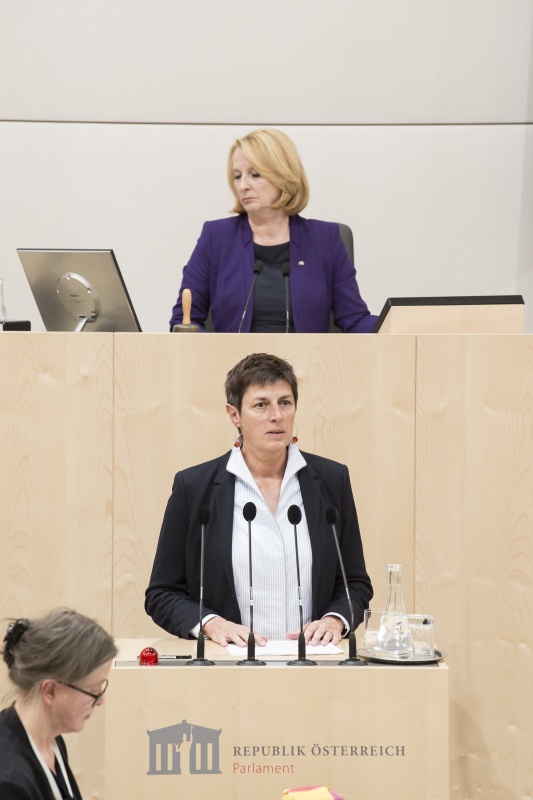 Am Rednerpult: Nationalratsabgeordnete Astrid Rössler (G). Am Präsidium: Nationalratspräsidentin Doris Bures (S)