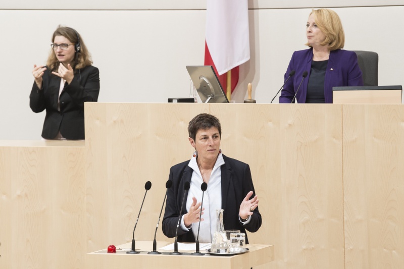 Am Rednerpult: Nationalratsabgeordnete Astrid Rössler (G). Am Präsidium: Nationalratspräsidentin Doris Bures (S)