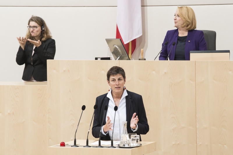 Am Rednerpult: Nationalratsabgeordnete Astrid Rössler (G). Am Präsidium: Nationalratspräsidentin Doris Bures (S)
