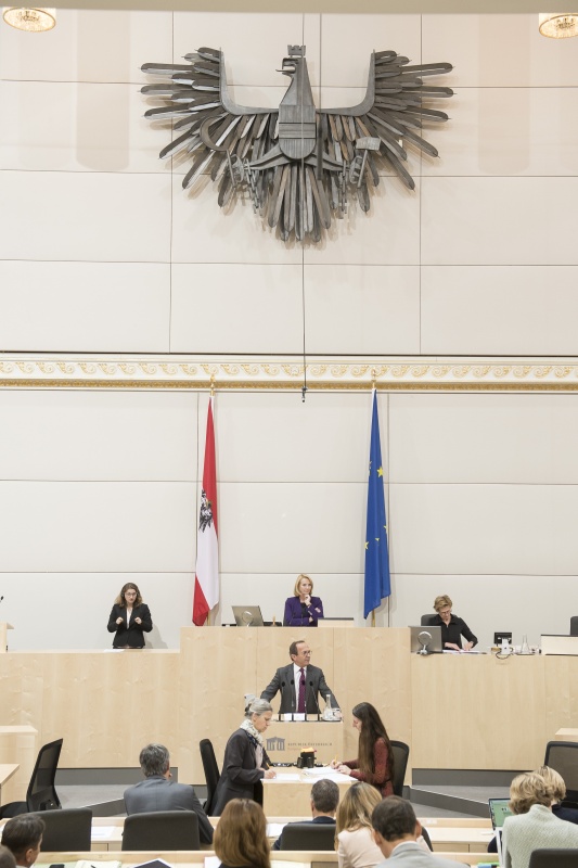 Am Rednerpult: Nationalratsabgeordneter Peter Haubner (V) 
Am Präsidium: Nationalratspräsidentin Doris Bures (S)
