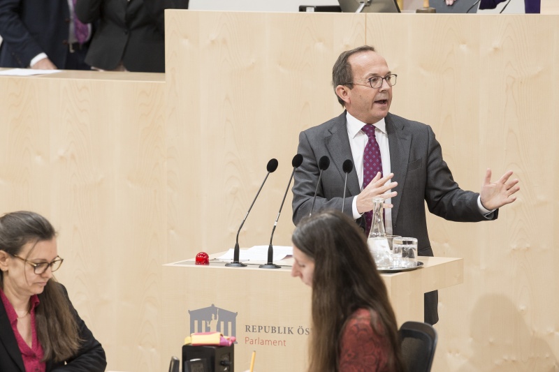 Am Rednerpult: Nationalratsabgeordneter Peter Haubner (V) 
