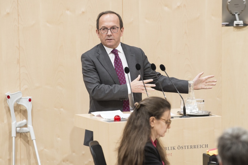 Am Rednerpult: Nationalratsabgeordneter Peter Haubner (V) 
