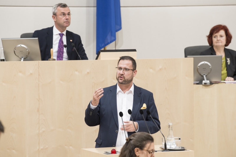 Am Rednerpult: Nationalratsabgeordneter Christian Hafenecker (F). Am Präsidium: Nationalratspräsident Norbert Hofer (F)
