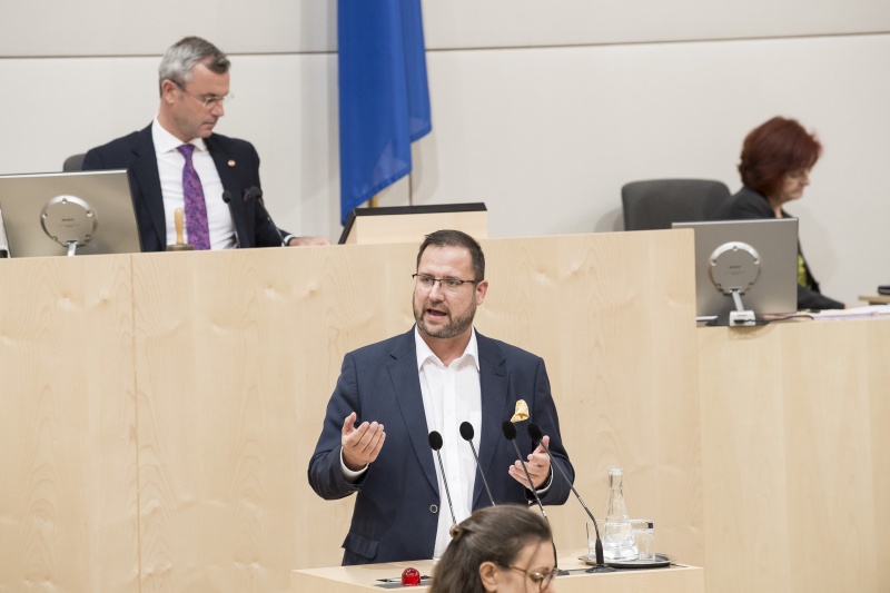 Am Rednerpult: Nationalratsabgeordneter Christian Hafenecker (F). Am Präsidium: Nationalratspräsident Norbert Hofer (F)
