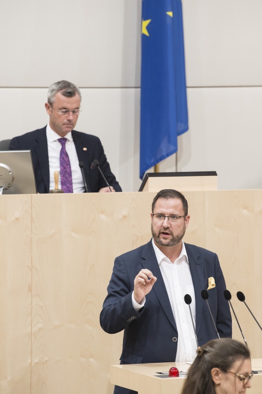 Am Rednerpult: Nationalratsabgeordneter Christian Hafenecker (F). Am Präsidium: Nationalratspräsident Norbert Hofer (F)
