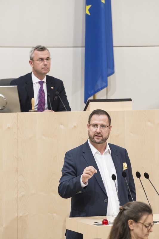 Am Rednerpult: Nationalratsabgeordneter Christian Hafenecker (F). Am Präsidium: Nationalratspräsident Norbert Hofer (F)
