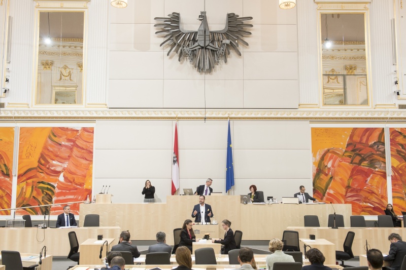 Am Rednerpult: Nationalratsabgeordneter Christian Hafenecker (F). Am Präsidium: Nationalratspräsident Norbert Hofer (F)
