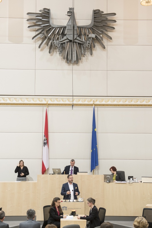 Am Rednerpult: Nationalratsabgeordneter Christian Hafenecker (F). Am Präsidium: Nationalratspräsident Norbert Hofer (F)
