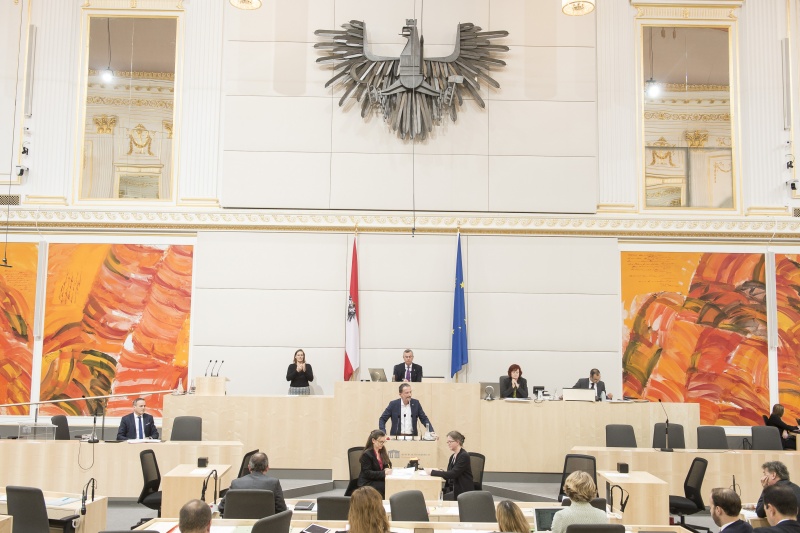 Am Rednerpult: Nationalratsabgeordneter Hermann Weratschnig (G). Am Präsidium: Nationalratspräsident Norbert Hofer (F)
