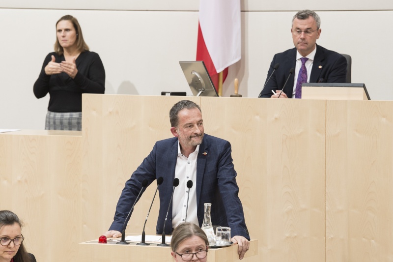 Am Rednerpult: Nationalratsabgeordneter Hermann Weratschnig (G). Am Präsidium: Nationalratspräsident Norbert Hofer (F)
