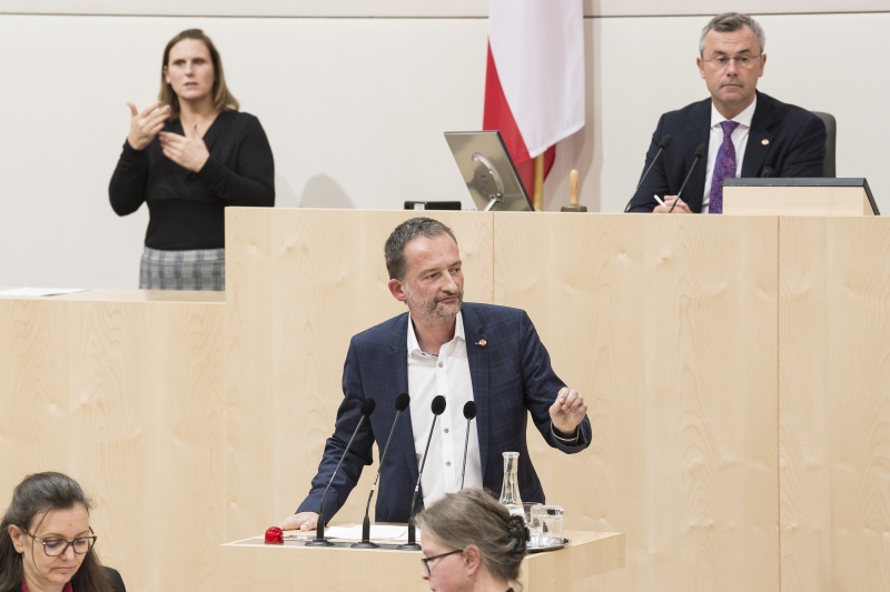 Am Rednerpult: Nationalratsabgeordneter Hermann Weratschnig (G). Am Präsidium: Nationalratspräsident Norbert Hofer (F)
