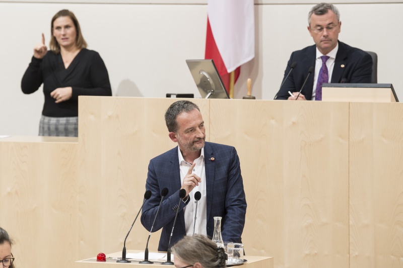 Am Rednerpult: Nationalratsabgeordneter Hermann Weratschnig (G). Am Präsidium: Nationalratspräsident Norbert Hofer (F)

