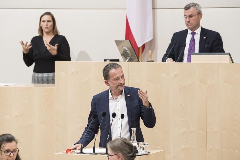 Am Rednerpult: Nationalratsabgeordneter Hermann Weratschnig (G). Am Präsidium: Nationalratspräsident Norbert Hofer (F)
