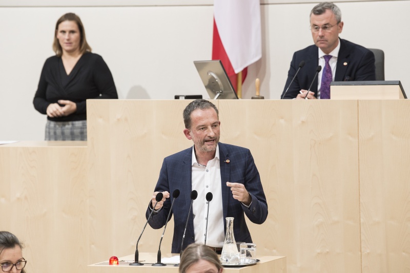 Am Rednerpult: Nationalratsabgeordneter Hermann Weratschnig (G). Am Präsidium: Nationalratspräsident Norbert Hofer (F)
