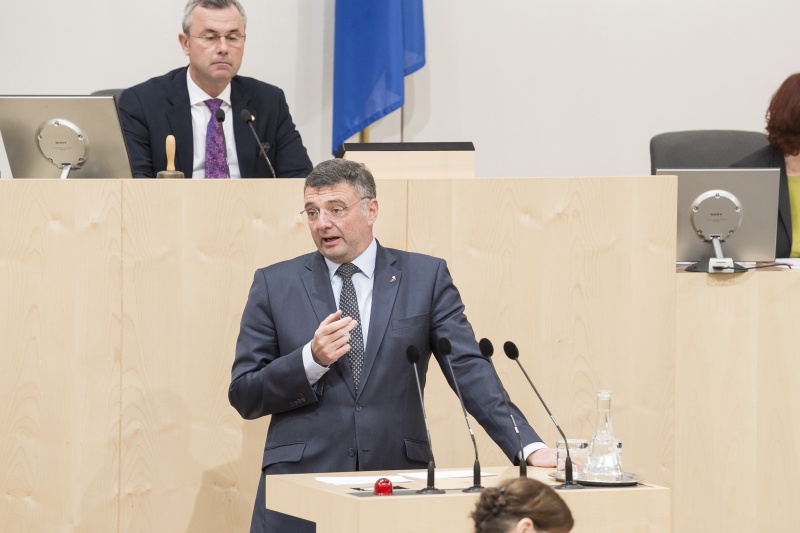 Am Rednerpult: Nationalratsabgeordneter Jörg Leichtfried (S). Am Präsidium: Nationalratspräsident Norbert Hofer (F)
